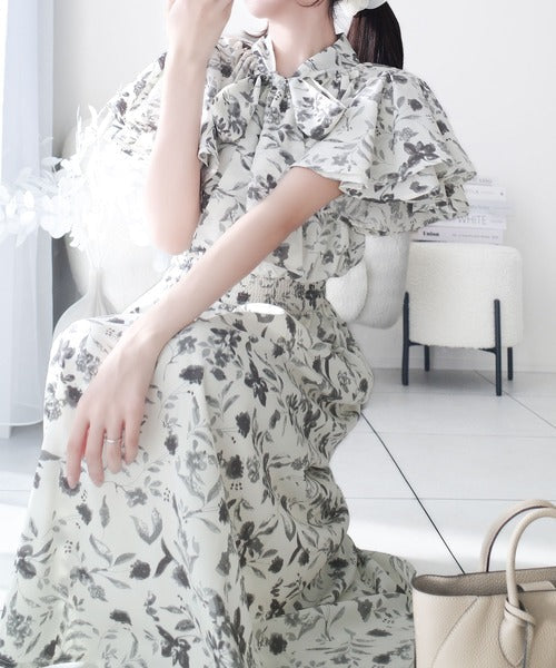 【mily bilet】可憐な大人の品格。ウエストシャーリングボウタイ花柄フリル袖ワンピース(ロング丈) mi1139060