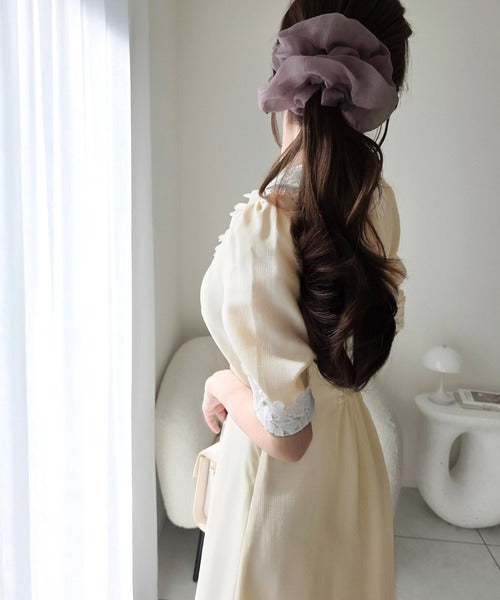 【mily bilet】贅沢な花柄レースが導く、大人の気品。襟配色レースリネンライクワンピース mi1139117