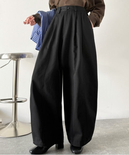 《JaVaジャバコラボ》カーブで魅せる、抜け感シルエット。綿100％コットンツイルバレルレッグタックパンツ jv1240111