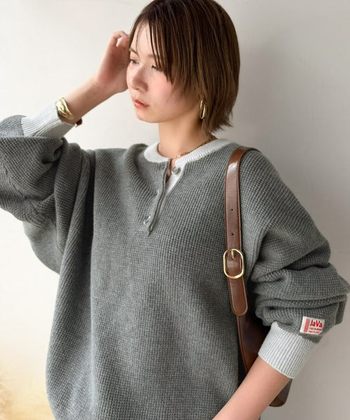 《JaVaジャバコラボ》ふっくら、袖たっぽり。ワッフル編みヘンリーネックオーバーサイズ配色ニット jv1350022