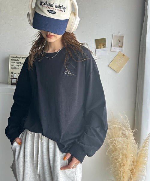 シンプルカジュアルを格上げ。綿100%ワンポイント胸刺繍シンプルロンTee ce1260187