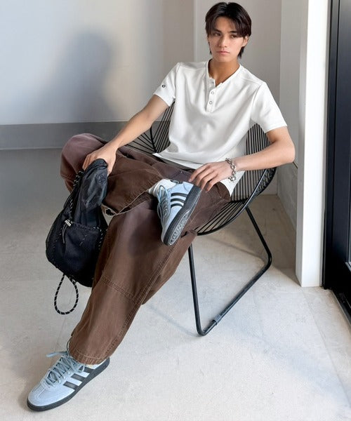 【接触冷感機能付き】肩切り替えショート丈ダンボール素材ヘンリーネックTシャツ／Shoulder Panel Cropped Double-Knit Henley T-Shirt co1010056