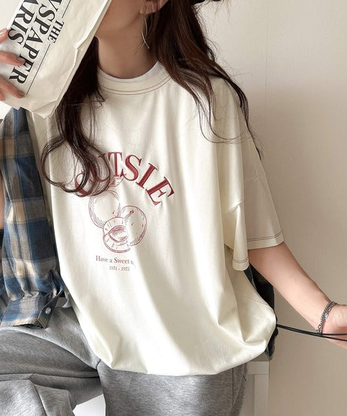 毎日のスタイルを楽しく彩る。前後2way裾ドロストフルーツグラフィックTシャツ ce1050269