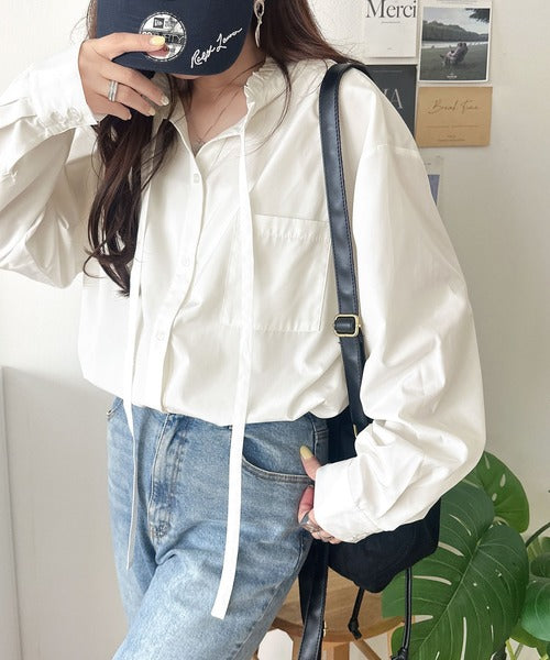 【防シワ機能付き】華やかフリルで印象チェンジ。前後2WAYで楽しむ、襟フリルリボンシャツ(長袖) ce1025024
