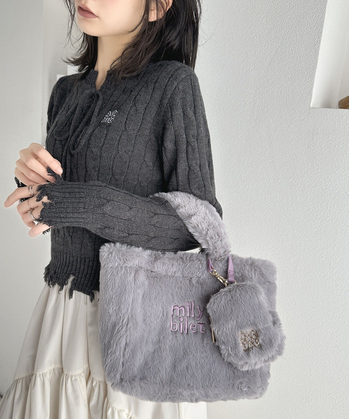 【mily bilet】ふわふわのファーで魅了する。ミニポーチ付きロゴ刺繍ファーショルダーバッグ mi1159036