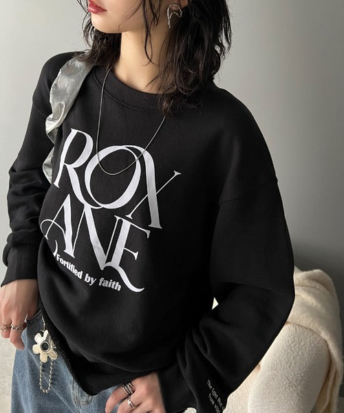 大人の洗練されたカジュアルスタイルに。微起毛素材フロッキーロゴプリント袖刺繍スウェット ce1010353