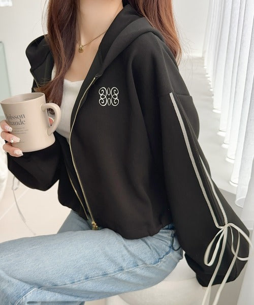 【mily bilet】大人のこなれ感が魅力。胸刺繍ダブルジップクロップドダンボールパーカー(ショート丈) mi1329011