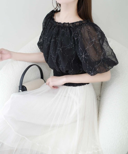 【mily bilet】あなたのスタイルにさらなる魅力をプラス。オフショル2WAY花柄コード刺繍バックリボンブラウス mi1139077