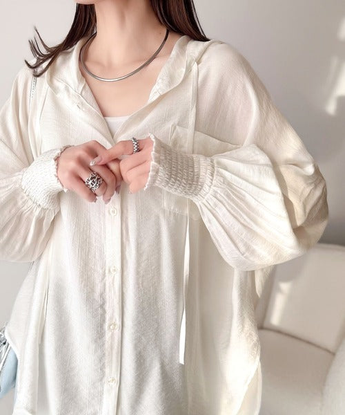 【接触冷感機能付き】冷感＆シアー素材で涼しく彩る。胸刺繍フード付きシアーシャツ（長袖） ce1070209