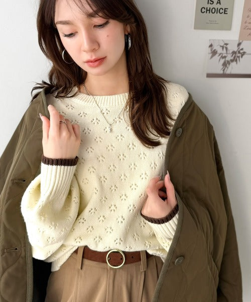 大人可愛い透け感で着映える。袖配色フラワーアイレットニット(長袖) ce1020360