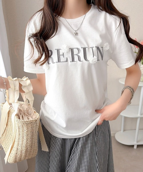 【mily bilet】フロント刺繍でさりげなく華やぐ♪ 立体花モチーフＴシャツ（半袖） mi1359053