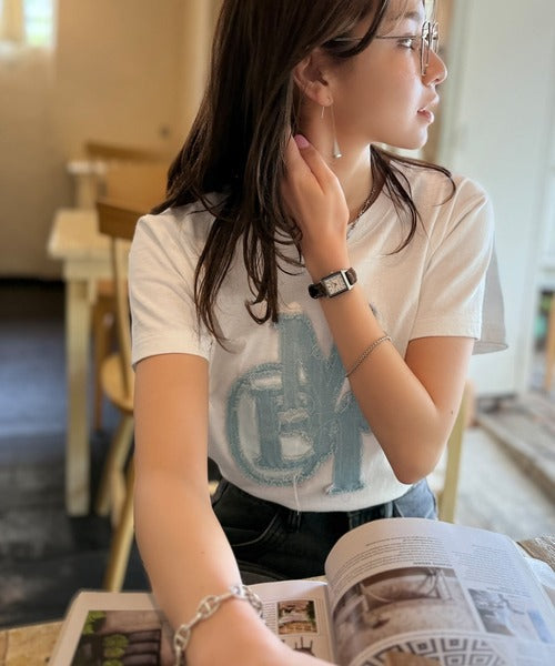 【mily bilet】遊び心を忍ばせておしゃれを一新。デニムフリンジワッペン使いTシャツ mi1329037