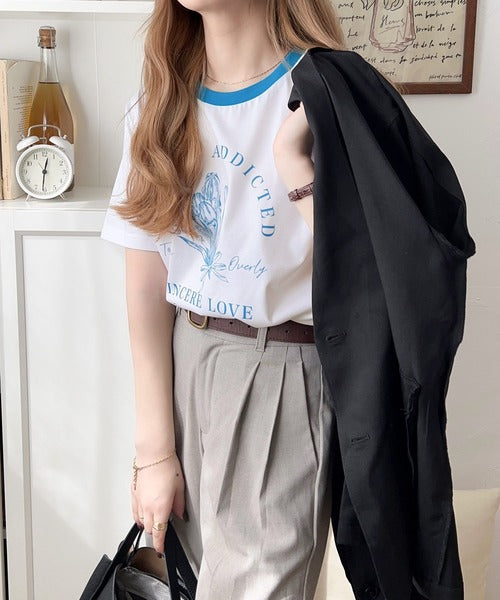 トレンドのディテールが魅力。シルケットフラワーカーブロゴリンガー半袖Tシャツ ce1020196