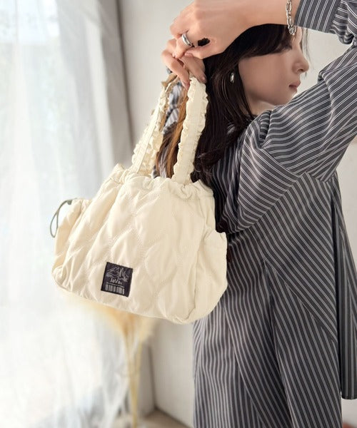《JaVaジャバコラボ》可愛いだけじゃない。毎日持ちたくなる！フリル×キルティング ギャザーハンドルバッグ(ショルダー2WAY) jv1070274