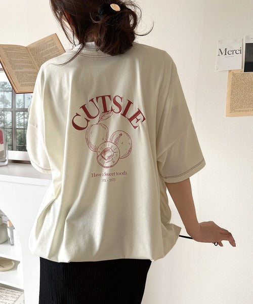 毎日のスタイルを楽しく彩る。前後2way裾ドロストフルーツグラフィックTシャツ ce1050269