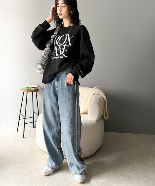 大人の洗練されたカジュアルスタイルに。微起毛素材フロッキーロゴプリント袖刺繍スウェット ce1010353