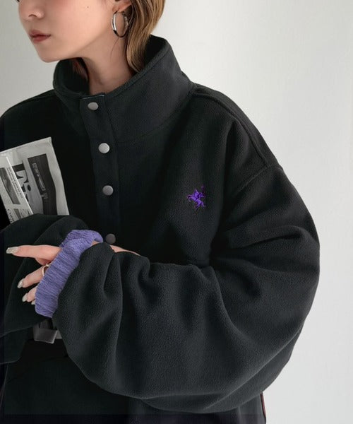 《JaVa ジャバコラボ》暖かさも、お洒落感も、欲張りに。胸刺繍ジャガード切り替えハーフボタンフリースプルオーバー jv1010674