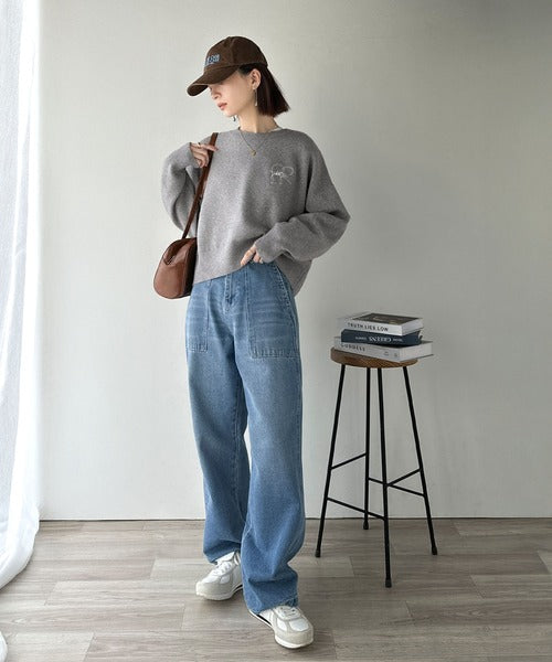 スウェットライクで”魅せる”大人のリラクシーな1枚。胸元サインロゴ刺繍入りニット ce1260482