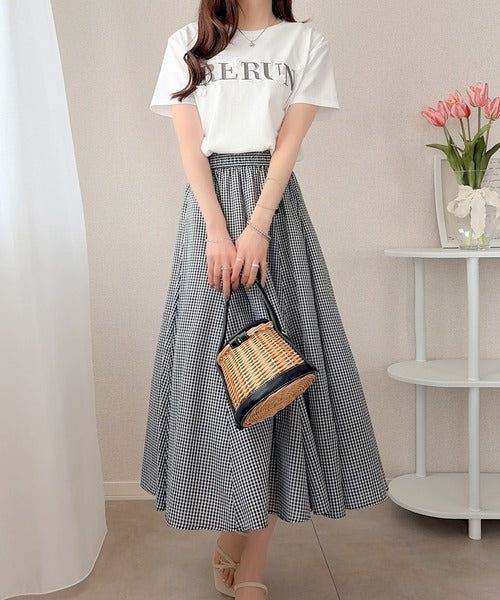 【mily bilet】フロント刺繍でさりげなく華やぐ♪ 立体花モチーフＴシャツ（半袖） mi1359053