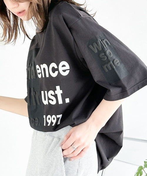 立体感のある発泡プリントがこなれ感たっぷり。立体ロゴプリント配色Tシャツ ce1010308