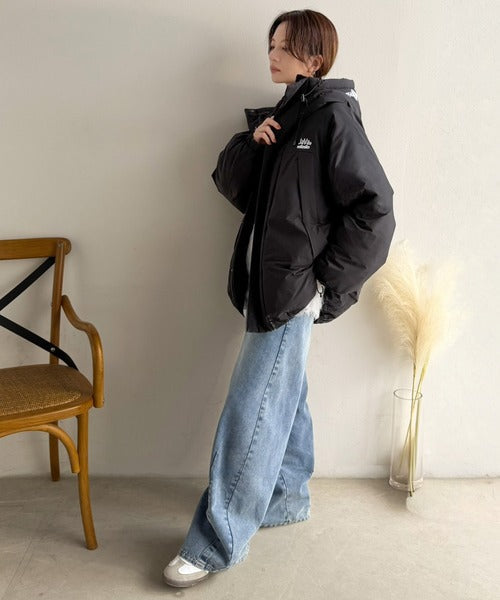 《JaVaジャバコラボ》サマになる、今どきバランス。フェイクダウンフード刺繍ミドル丈オーバーサイズジャケット jv1265119