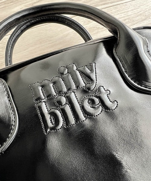 【mily bilet】ヘビロテしたい主役級バッグ。エナメルライクエコレザーエンブレムミニボストンバッグ mi1159026