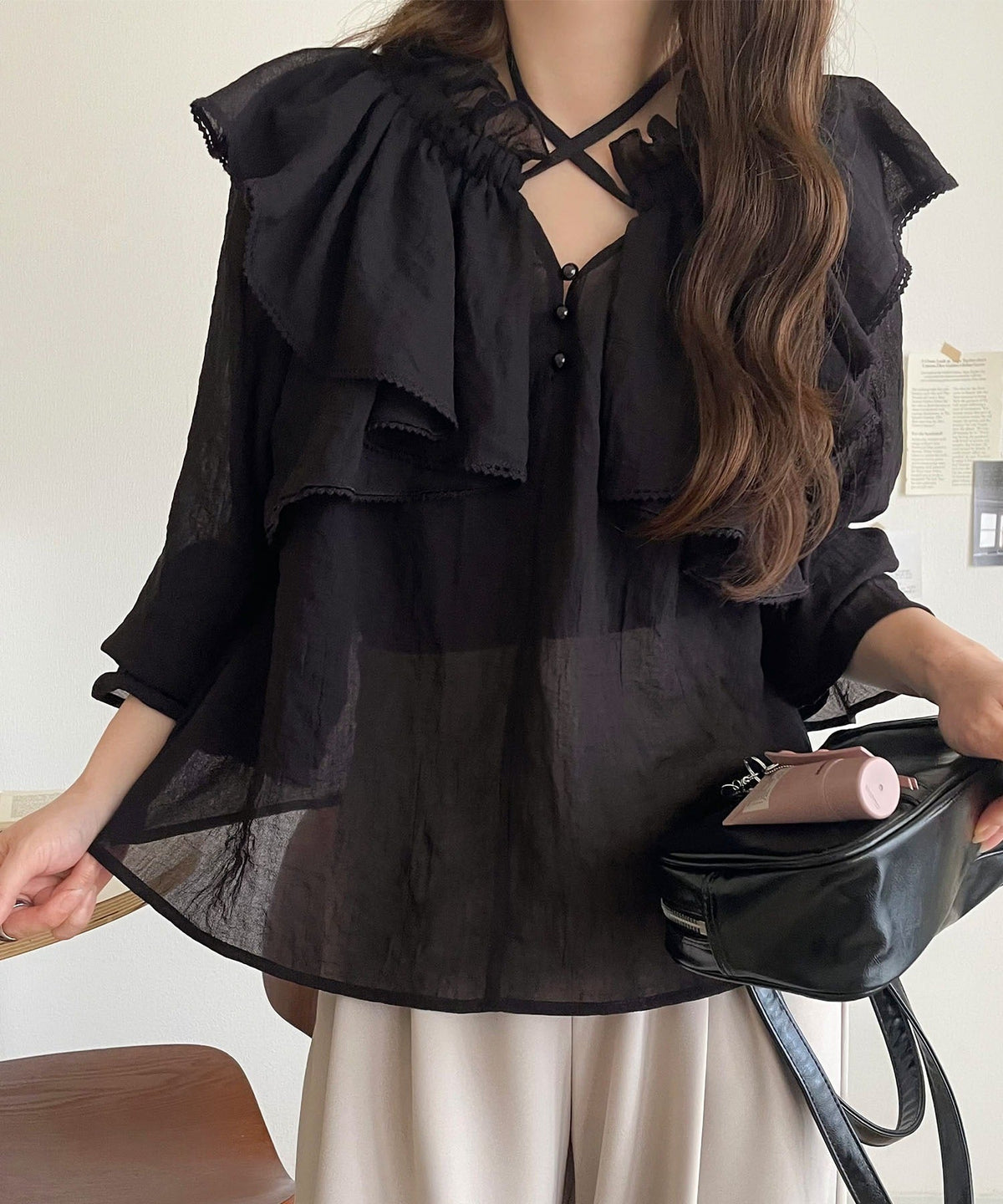 【mily bilet】ふんわりシルエットが魅せる、上品フェミニンスタイル。前後2WAYピコレース使いフリル襟コットンボイルブラウス mi1019099