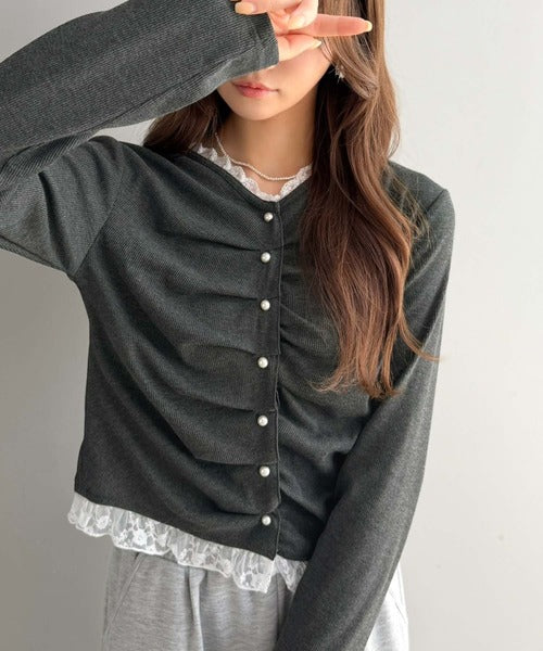 【mily bilet】レース×ギャザー×パールボタンで甘さをぎゅっと。テレコレース前立てトップス（長袖） mi1359077