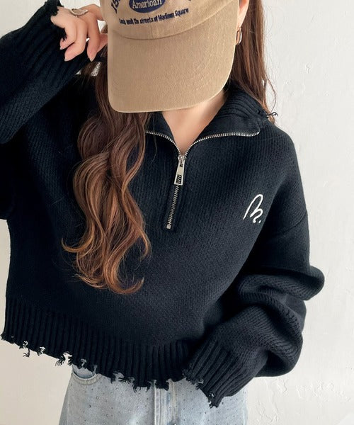 【mily bilet】大人可愛いクラッシュトップス。ダメージハーフジップ胸刺繍ニット mi1029069