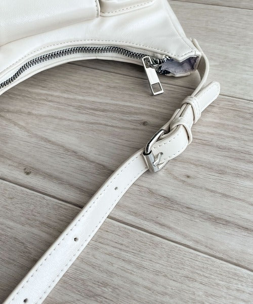 【mily bilet】コンパクトなのに収納力抜群！エナメルレザーデザインポケットハンドバッグ mi1159041