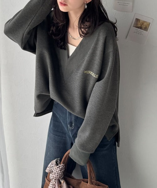 抜け感と上品さを両立。深めのネックで小顔見え♪ 胸刺繍Vネックダンボールニットトップス（長袖） ce1110130