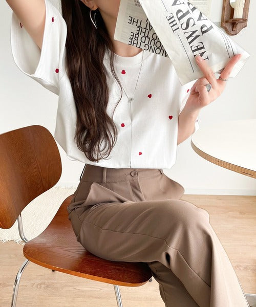 《JaVaジャバコラボ》春夏のカジュアルに、大人の“可愛い”をプラス。ミニハート刺繍Tシャツ（半袖） jv1010470