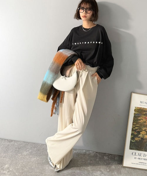大人の上品カジュアルを楽しむ。ゆったりシルエット 綿100％シルケット風シンプル英字ロゴTシャツ（長袖） ce1330048