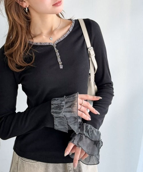 【mily bilet】大人フェミニンを叶える。袖フリルレースヘンリーネックトップス mi1359050