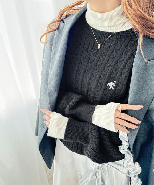 レトロ上品なトラッドテイスト。ワンポイント胸刺繍ケーブルニットプルオーバー ce1050238