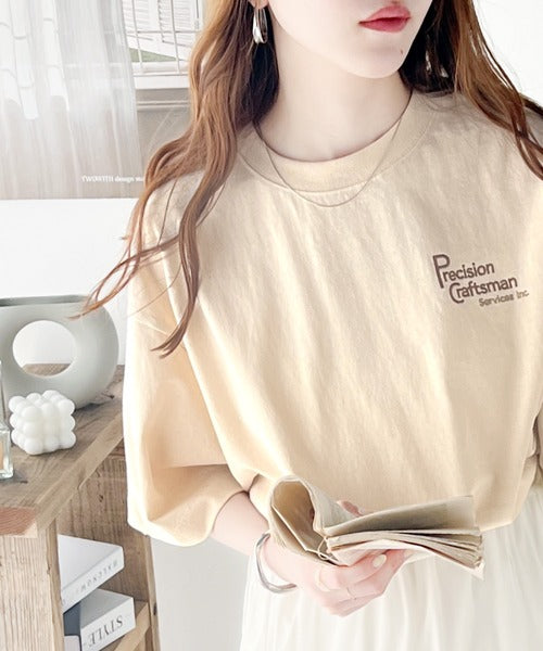 大人の上級カジュアル。綿100％ワンポイント刺繍ロゴTシャツ ce1050183