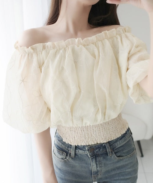 【mily bilet】あなたのスタイルにさらなる魅力をプラス。オフショル2WAY花柄コード刺繍バックリボンブラウス mi1139077