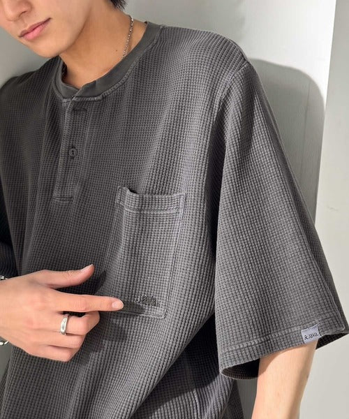 《JaVaジャバコラボ》「古着っぽい」がちょうどいい。綿100％ワッフル ピグメント加工 ヘビーウェイト素材 胸ポケット付きヘンリーネックTシャツ jo0780022
