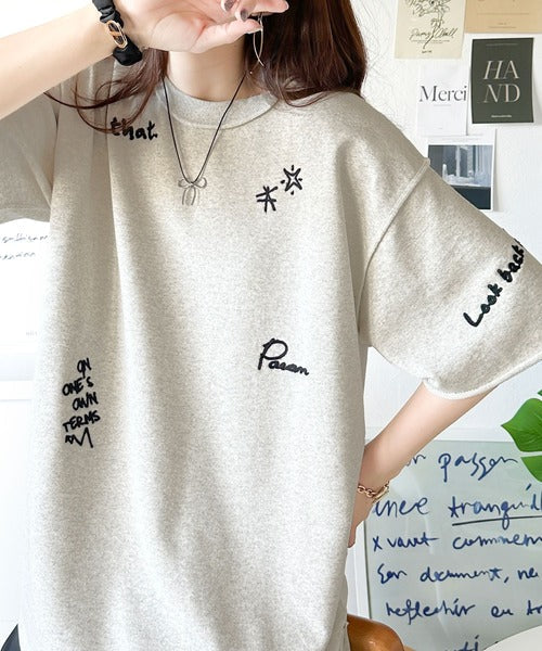 後ろ姿までぬかりなくオシャレにキマる。ランダム刺繍裏毛ハーフスリーブTシャツ ce1260260