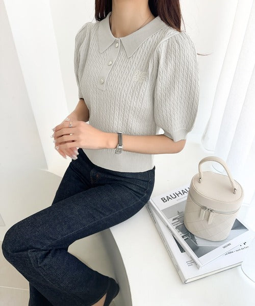 【mily bilet】きちんと上品大人キュート。胸刺繍ケーブルニットパフスリーブポロシャツ(半袖) mi1029096