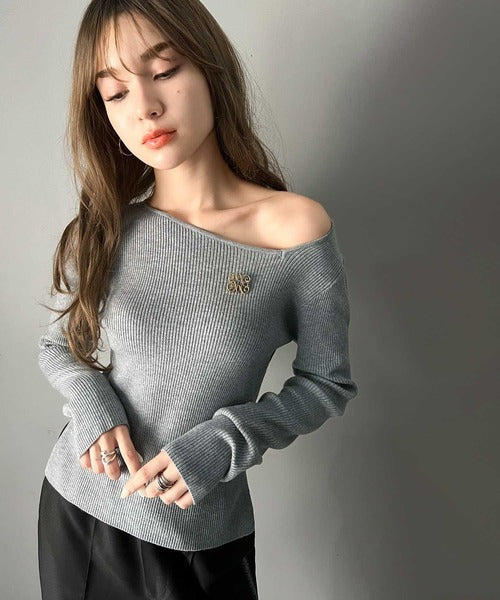 【mily bilet】女性らしさを格上げ。ブローチ付きアシメトリーネックオフショルマルチウェイチョーカー付きニットプルオーバー mi1029085