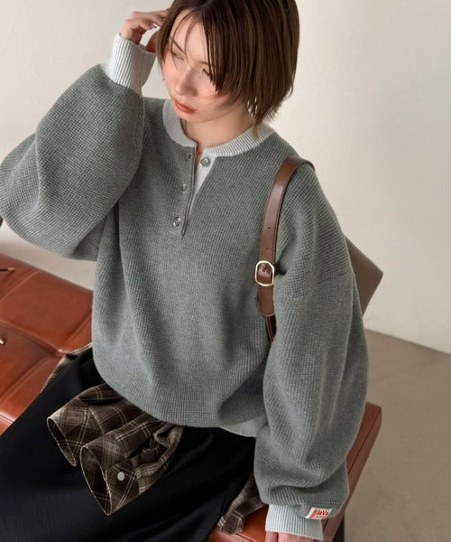 《JaVaジャバコラボ》ふっくら、袖たっぽり。ワッフル編みヘンリーネックオーバーサイズ配色ニット jv1350022
