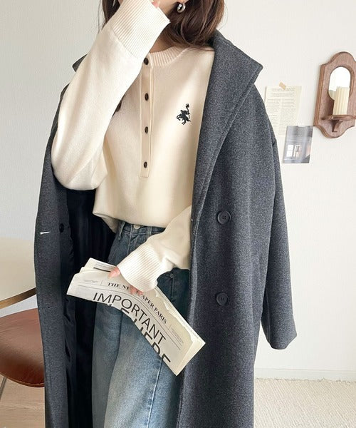 《Javaジャバコラボ》顔周りスッキリ&胸元刺繍で映える♪配色刺繍ヘンリーネックニット jv1240110