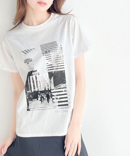 【mily bilet】一点投入でモードなおしゃれ感が漂う。綿100%箔プリントTシャツ mi1149053