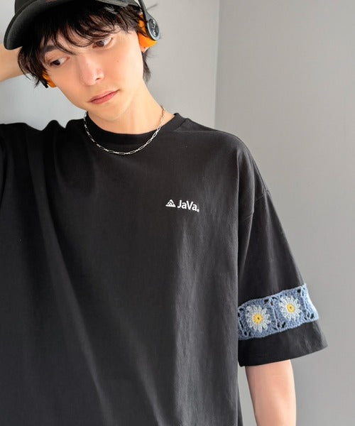 《JaVaジャバコラボ》袖先に遊びと清涼感を。袖クロシェ編み 配色切り替えデザインTシャツ jo1150094