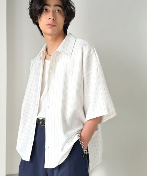 《JaVaジャバコラボ》羽織りとしても重宝する、汎用性の高さが魅力！刺繍入り ヘリンボーン織ストライプ柄 オーバーサイズ半袖シャツ jo1010044