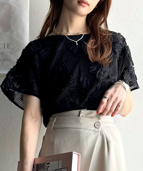 大人のおしゃれ度ワンランクアップ。チュールフラワーコード刺繍半袖Tシャツ ce1260429
