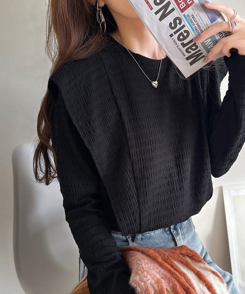 女性らしさとスタイリッシュさを演出する、ジャガード素材ラッフルフリルショルダープルオーバー ce1010347