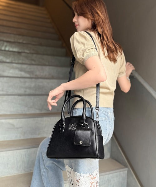 【mily bilet】いつでも、どんなスタイルにもちょうどいい♪ロゴプレート使いラウンドミニボストンバッグ mi1179056