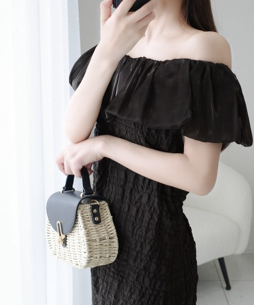 【mily bilet】甘さと気品を一枚に。ビッグオーガンジーケープ付きオフショル２WAYシアーエンボスワンピース mi1139087